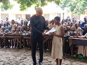 Le maire du Golfe 4 offre des pièces d’identités aux élèves