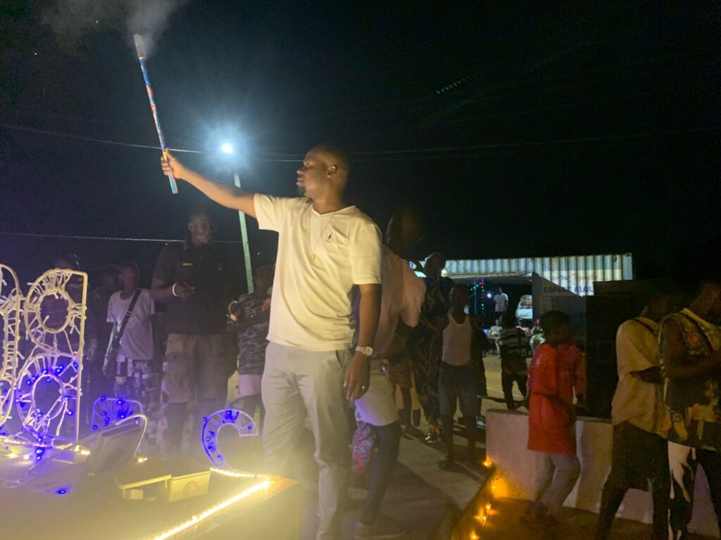 Togoville illumine la fin d’année : un feu d’artifice historique à la place du monument