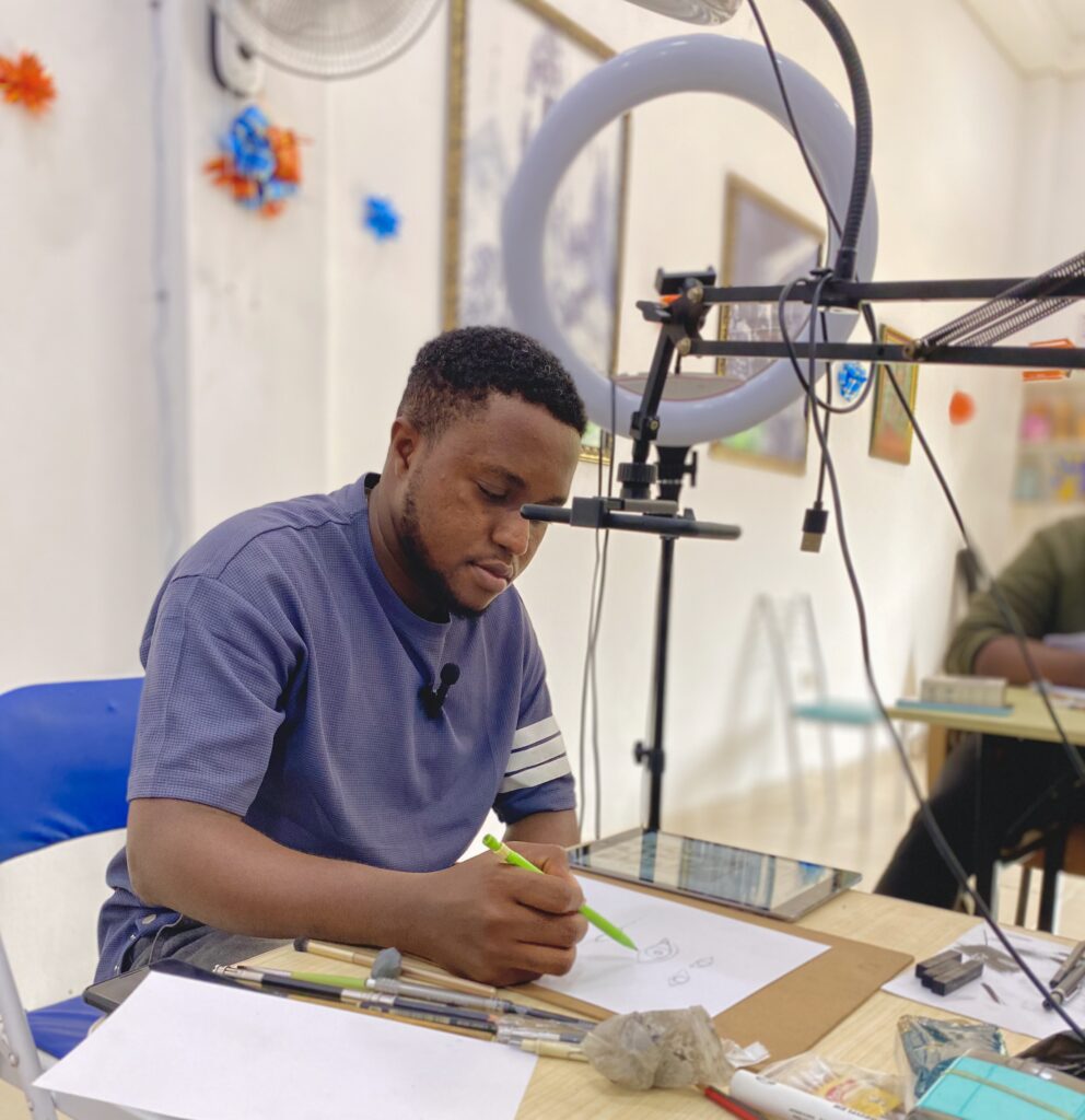 Al Bayan Afolabi : Le portraitiste togolais qui capte l’âme en traits et crayons